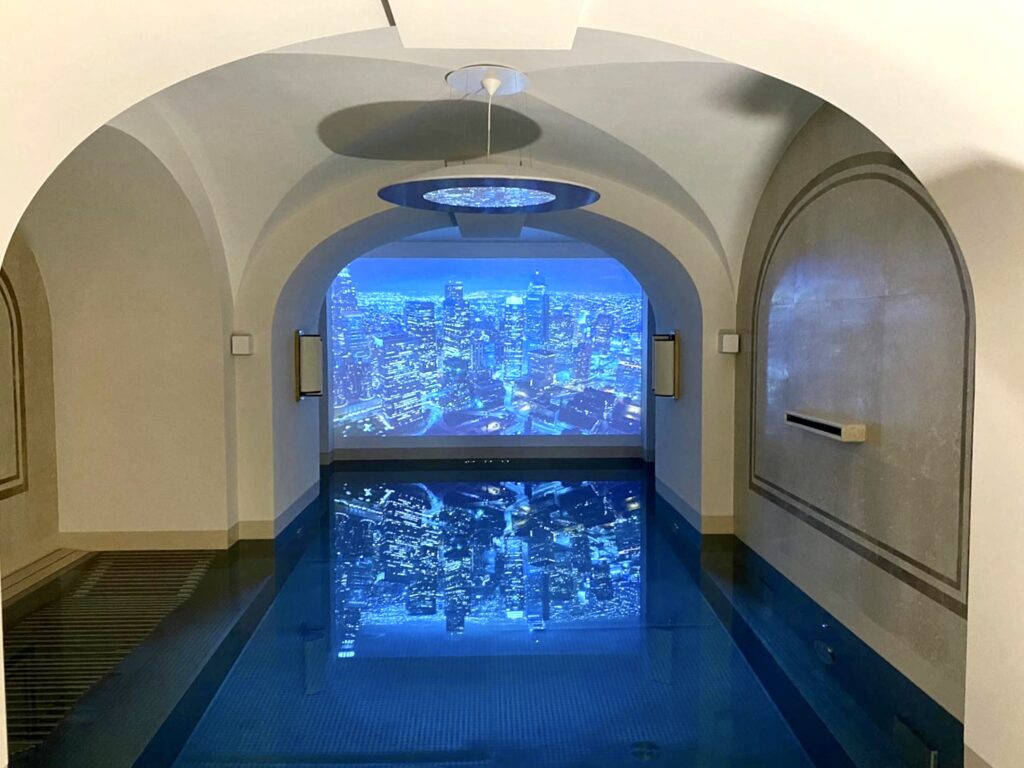 maxi schermo piscina in marmo spa di lusso