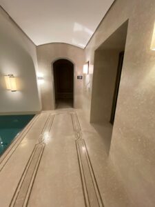 pavimento piscina Botticino Light con finitura leather